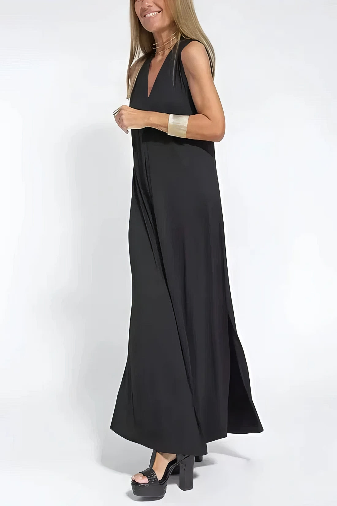 Women¡¯s Maxi Dress with Deep V-Neckline and Elegant Front Pleat Detailing