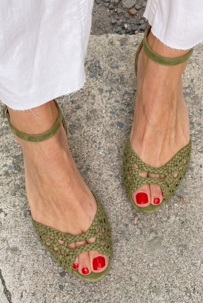 Women's Woven Peep-Toe Flat Sandals for All-Day Comfort