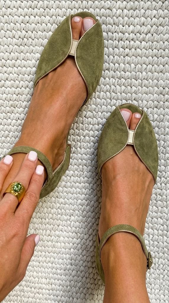 Women's Pointed-Toe Ankle Strap Flat Sandals for All-Day Comfort