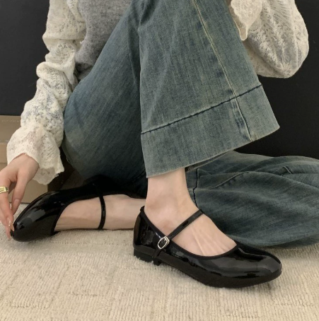 Women’s Mary Jane Shoes Patent Leather with Slim Instep Strap and Low Block Heel