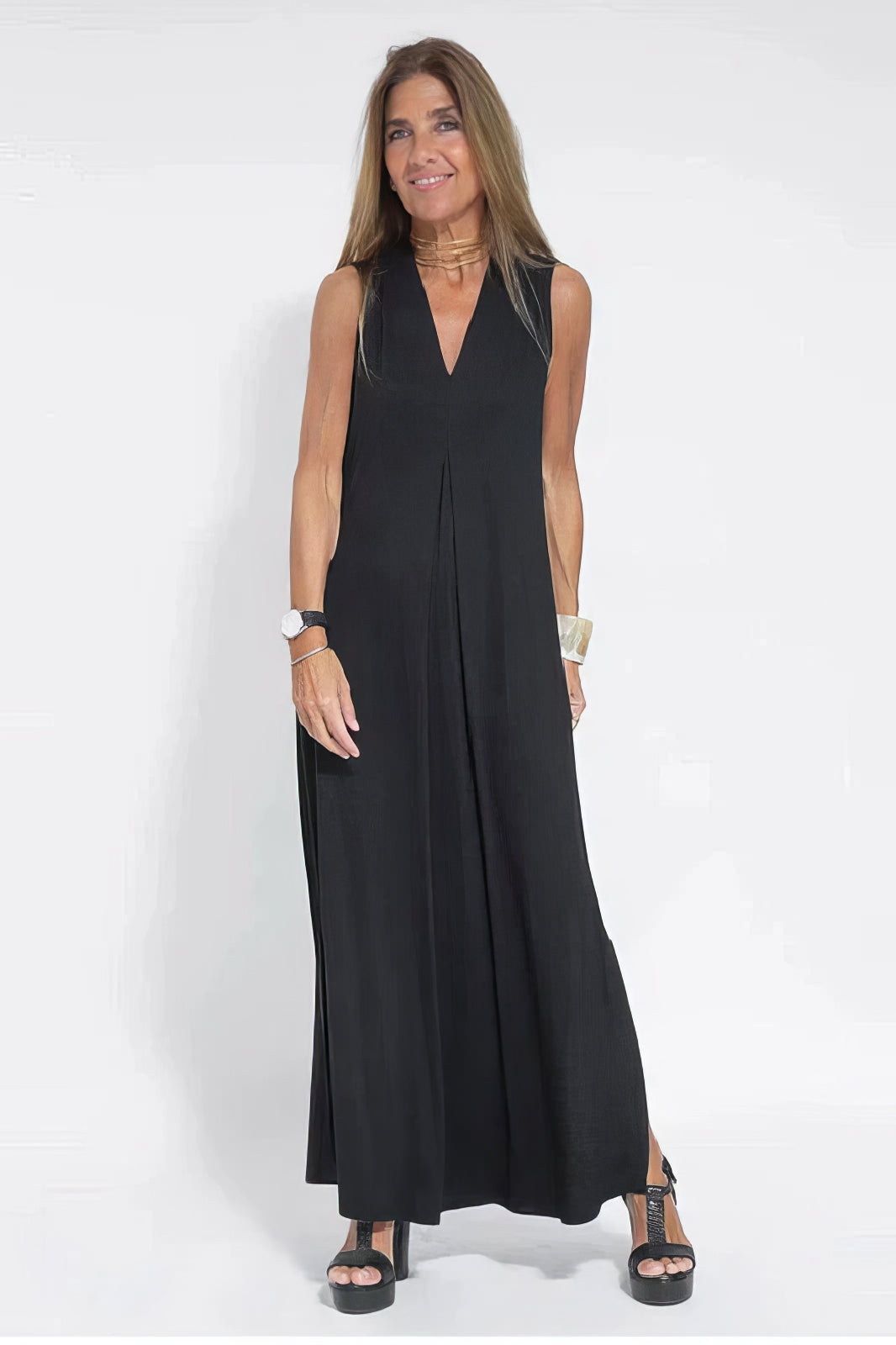 Women¡¯s Maxi Dress with Deep V-Neckline and Elegant Front Pleat Detailing