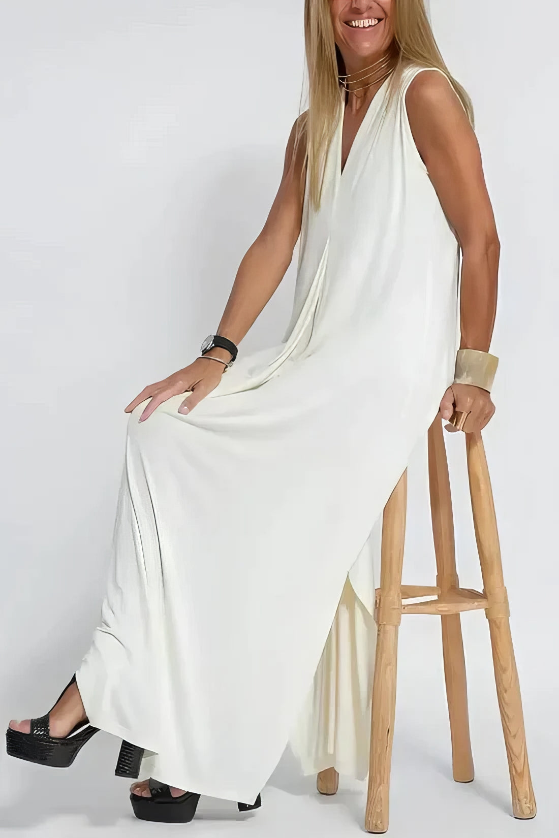 Women¡¯s Maxi Dress with Deep V-Neckline and Elegant Front Pleat Detailing