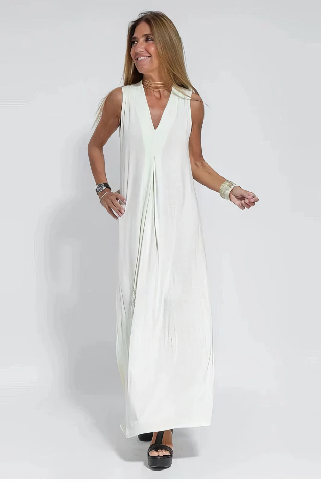 Women¡¯s Maxi Dress with Deep V-Neckline and Elegant Front Pleat Detailing